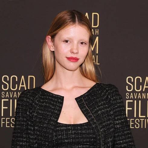 Fans are baffled as resurfaced interview reveals Mia Goth’s real voice: ‘She’s British?’