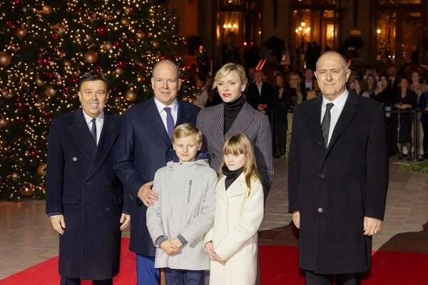 Kníže Albert II. s manželkou Charlene: Milé překvapení na vánoční fotce!