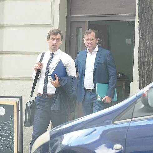 Jaromír Soukup se svým právníkem opouští kavárnu, která se nachází nedaleko od soudní budovy.