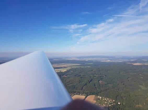 Nebe nad Letkovem ovládli letečtí akrobaté a připomněli, že Plzeň a její okolí patří ke kolébkám létání v Česku