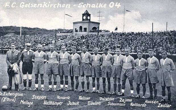 Paul Eichengrün 1932 mit den Spielern des FC Schalke 04. 