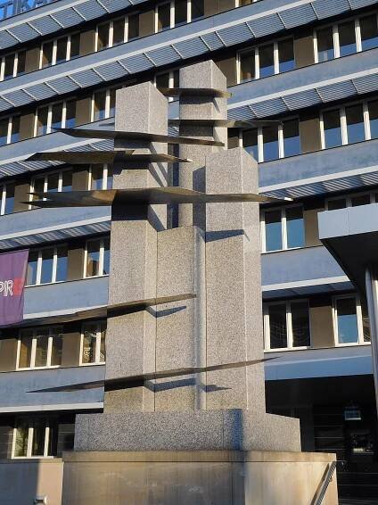 Soubor:Praha Strasnice Na Hroude 19 plastika 2.jpg