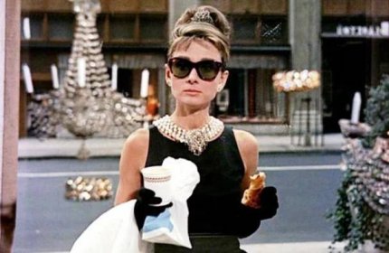 Tajemství stylu Audrey Hepburnové v oblečení a účesu 