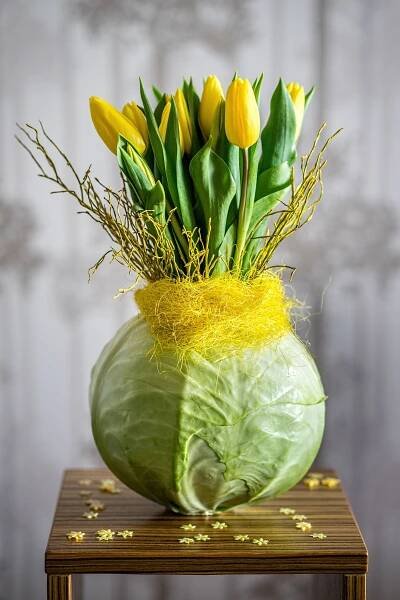 Jarní dekorace s tulipány: do vázy, na stůl, okno i na dveře. Inspirujte se ve fotogalerii