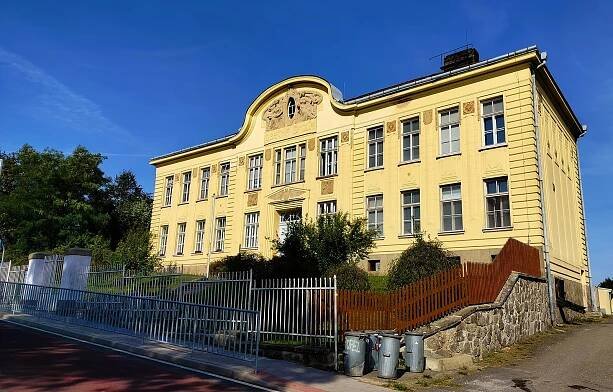 Dvě zelené hasičárny a netradiční věžní hodiny. Poznejte obec na Pelhřimovsku