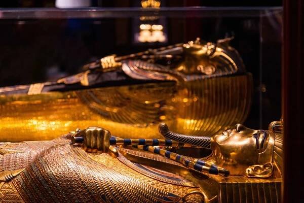 Šokující odhalení: Tutanchamon a jeho macecha Nefertiti pohřbeni spolu? Tajemství, které mění dějiny - Pravda24