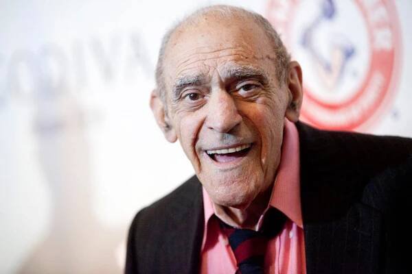 Zemřel americký herec Abe Vigoda. Tessiovi z Kmotra bylo 94 let