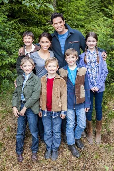 Sean Michael Kyer, Logan Williams, Lacey Chabert, Callum Seagram Airlie, Warren Christie, Seth Isaac Johnson, Alison Thornton - Znamení duhy - Promo