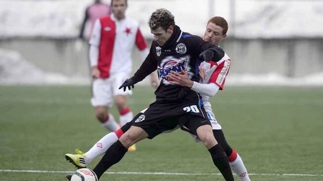 Marek Tóth (vpředu) v souboji s Marcelem Gecovem