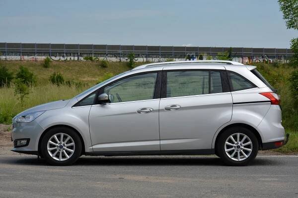 Ojetý Ford Grand C-Max je dostupná cesta k praktickému MPV. Hrozivé pověsti některých motorů nevěřte