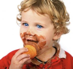 Kdy dítě začít učit slušně jíst? Hned, jak udrží lžíci!