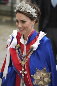 Nádherná princezná Kate ozdobila korunováciu: Šaty skoro ako svadobné ...