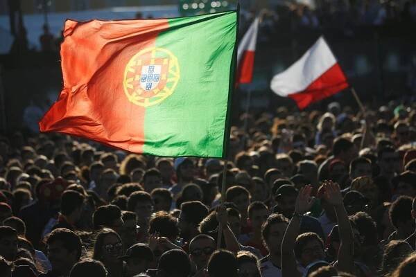 Eurodeník - 14. díl: Portugalská komunita ve Francii se na zápasy Eura schází v místním baru