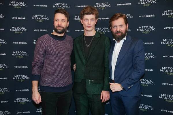 FOTO: Václav Neužil ml., Petr Uhlík a Petr Lněnička na premiéře seriálu Metoda Markovič: Hojer. – stránka 41