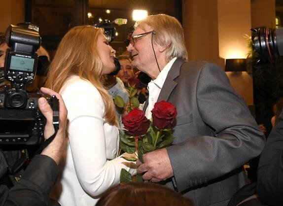 Jiří Adamec (76) se objevil ve společnosti: Místo manželky mu dělaly společnost krásné Miss. Došlo i na objetí