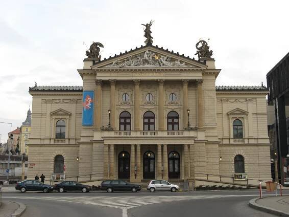 Opera solidárně vyvěsila vlajky. Špatně, upozornil občan. Radnice řešila přestupek