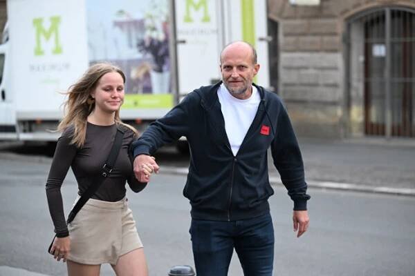 FOTO: Jiří Ployhar dorazil na akci Primy s mladou partnerkou. – stránka 8