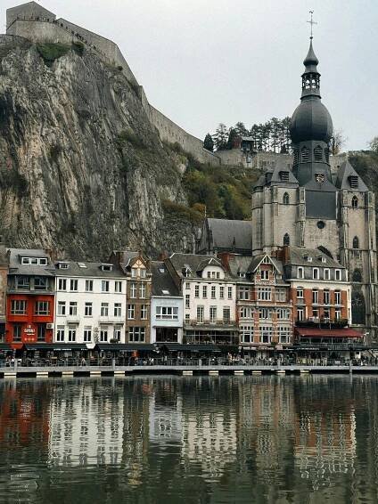 Malebný Pohled Na Dinant S Citadelou A Kolegiálním Kostelem · Základová fotografie zdarma