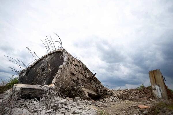 Odstřelem dvou stometrových komínů začala 30. května 2020 sanace areálu po bývalých chemických závodech v Ostravě-Hrušově. Komíny tu stály od poloviny 20. století.