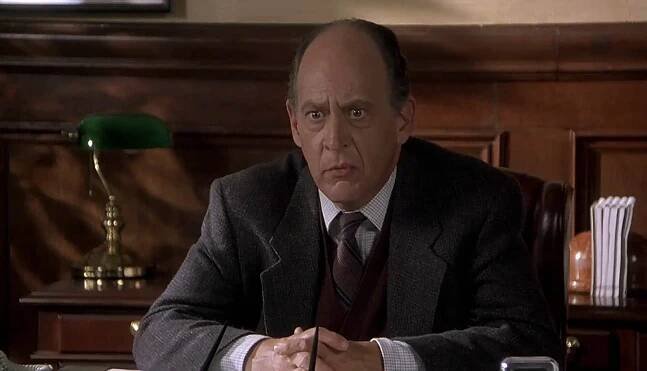 Earl Boen in Bláznivá střela 33 a 1/3: Poslední trapas (1994)