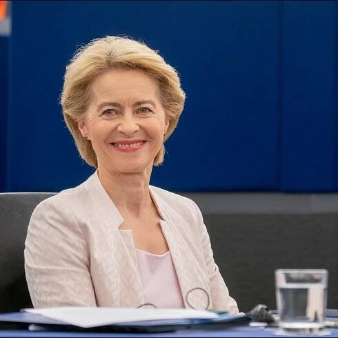 Ursula von der Leyenová a slaměný panák Lenky Zlámalové - Manipulátoři.cz