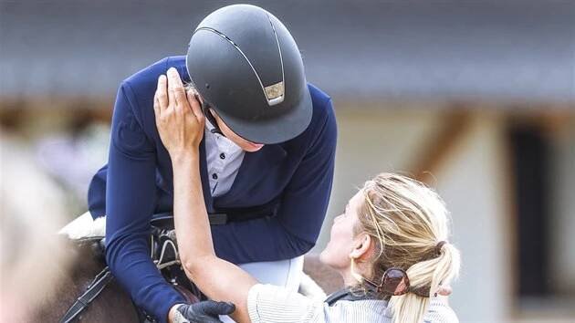 Anna Kellnerová přijímá gratulace k vítězství na mistrovství republiky v parkurovém skákání.