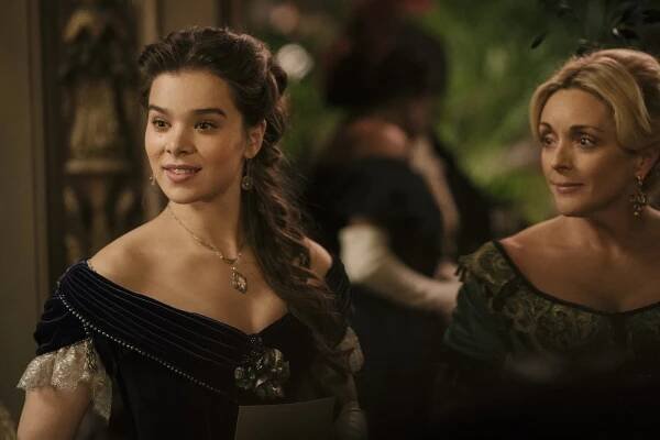 Dickinson - Split the Lark - Z filmu - Hailee Steinfeld, Jane Krakowski