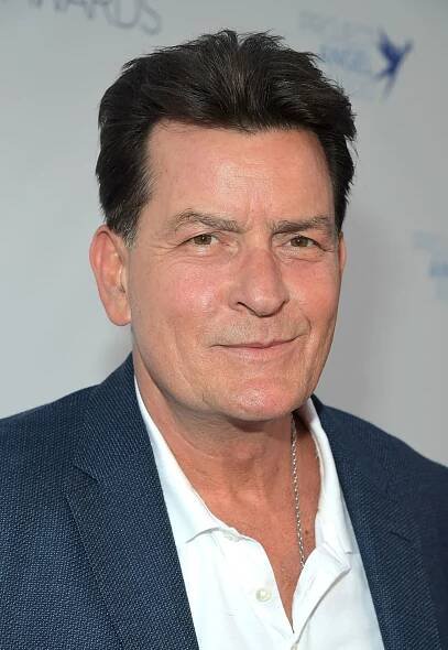 První sex zažil Charlie Sheen v 15 letech v Las Vegas, když si kreditkou svého otce zaplatil prostitutku.