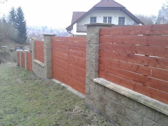 Betonový plot s dřevěnými plotovkami – Protoria s.r.o.
