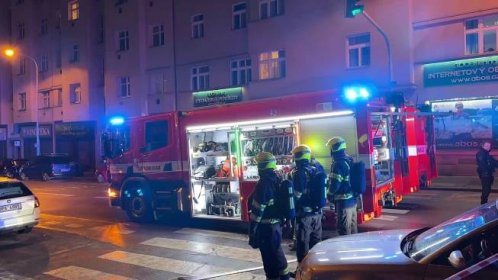 Muž připevnil v Praze na značku plynovou lahev a hrozil, že ji nechá bouchnout