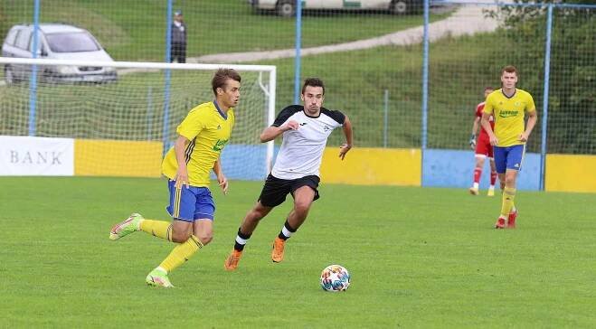Fotbalisté Zlína B (žluté dresy) v 6. kole MSFL zdolali na Vršavě Frýdlant nad Ostravicí 1:0.