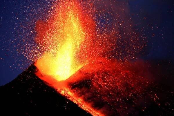 Letiště uzavřené kvůli erupci Etny obnovilo provoz