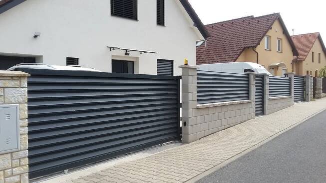 Elektrické pojezdové brány na kolejnici NOVA - Vestec u Prahy 2018 | Novavisio.cz