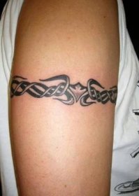 Tetování v podobě náramku v rukou dívek: ženské tetování na zápěstí a na předloktí, náčrtky květiny tetování v podobě náramku