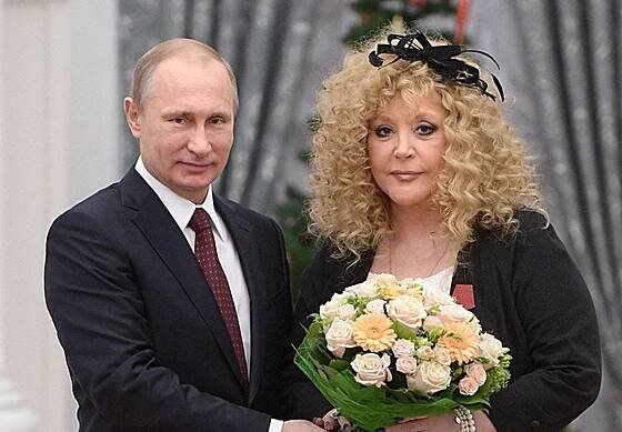 Vladimir Putin a Alla Pugačova (Moskva, 22. prosince 2014)