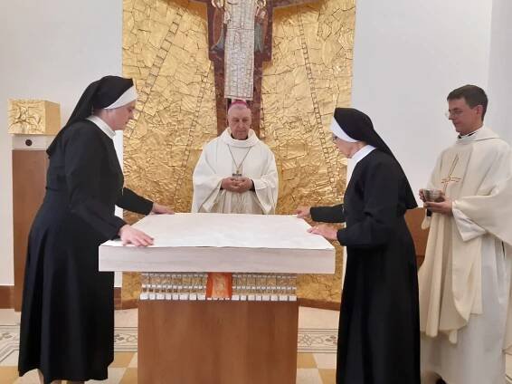 Boromejky v Nepomucenu mají novou požehnanou kapli - Církev.cz | Zprávy