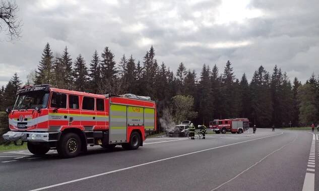 V Krušných horách shořelo auto