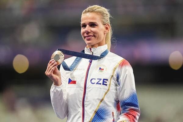 Bronzová Ogrodníková a její střípky z Paříže. Rozkošné fotky s přítelem a synem. Naši třinečtí hrdinové, jásají fanoušci