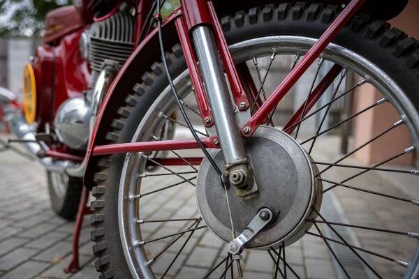 Do prodeje míří legendární české sportovní a soutěžní motorky značek Jawa a ČZ. Svaté grály ani rarity nechybí