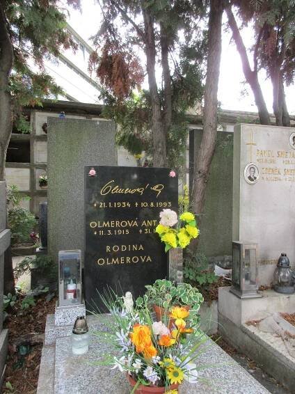 Soubor:Eva Olmerová-hrob, Hřbitov Holešovice.jpg