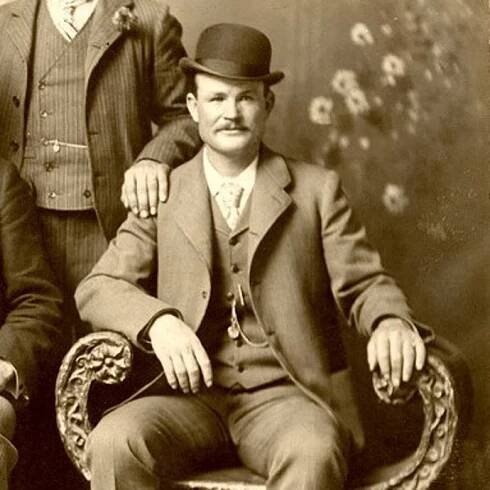 Butch Cassidy. Proslulý lupič a pistolník. Kumpán Bena i Laury.  