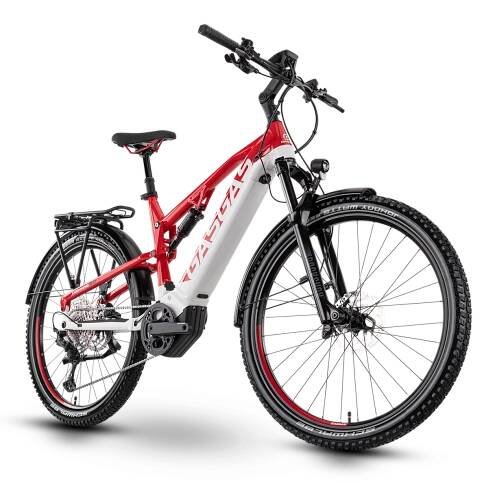 Das Bild zeigt ein GasGas E-Bike. Es hat einen roten und weißen Rahmen, einen Gepäckträger, Schutzbleche und grobstollige Reifen. Der Hintergrund ist transparent.
