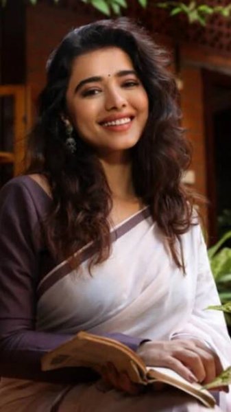 Ketika Sharma looks charming in ethnic wear