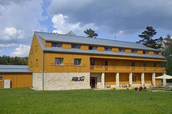 Pořádná nálož masa: burger dle výběru či vepřová zauzená žebra pro 1 i 2 osoby