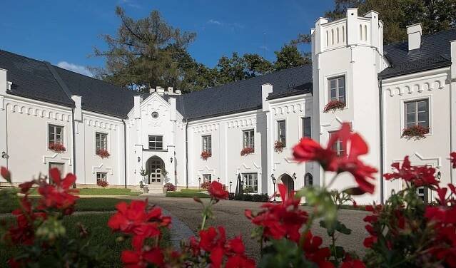ZÁMEK KVASETICE, Kvetinov - Restaurant Reviews, Photos & Phone Number - Tripadvisor