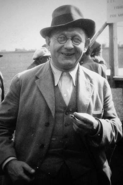 Soubor:Jeronym Holeček jako dopisovatel z vojenského cvičení československé armády, 30. léta 20. století.jpg