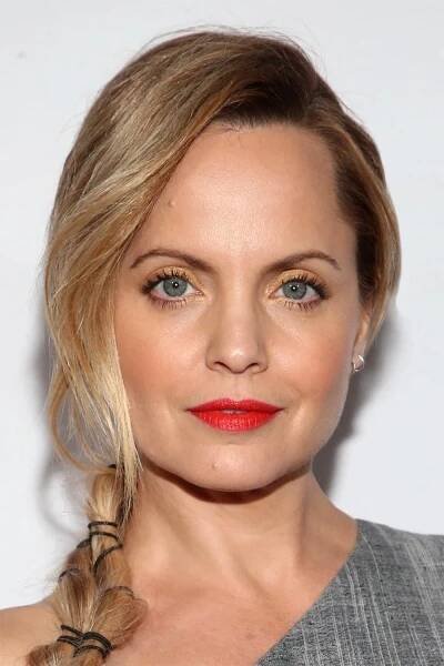 Mena Suvari 6.6 - Životopis, Články, Filmografie