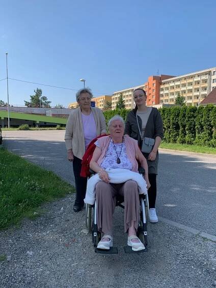 MEZI NÁMI na hřišti | Alzheimer Home