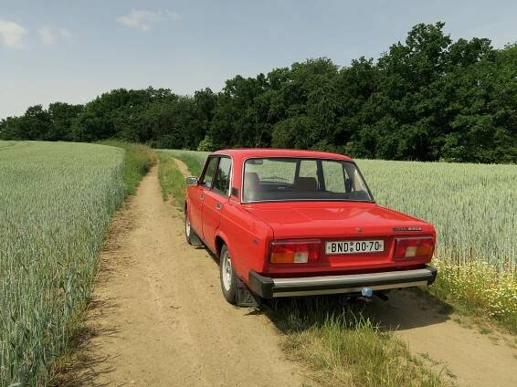 Ruská Lada 2105 vydržela v garážích nadšenců dlouhé roky. Stále slouží, i když žere a rezne