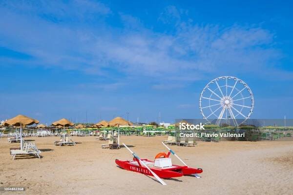 Rimini, pláž a ruské kolo (Emilia-Romagna, Itálie) - Bez autorských poplatků Rimini Stock fotka
